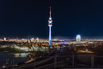 Fototapeta na wymiar Münchner Olympiaturm vor Sternenhimmel