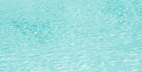 Pool, Schwimmbad, Hintergrund und Textur blaues und grünes Wasser mit Wellen im Sonnenlicht, Wassertextur	