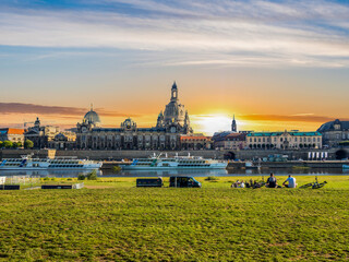 Skyline von Dresden mit Elbe bei Sonnenuntergang