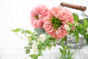 ピンク色のバラ、小手毬、ユーカリ