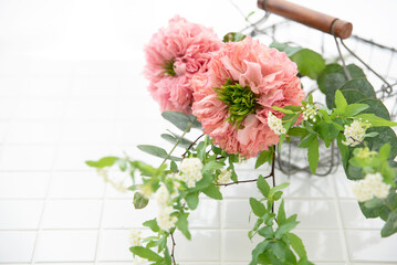 ピンク色のバラ、小手毬、ユーカリ