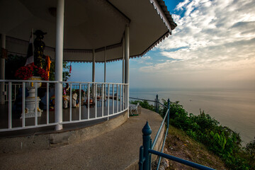 panoramic background of high mountain scenery, overlooking the atmosphere of the sea, trees and wind blowing in a cool blur, spontaneous beauty