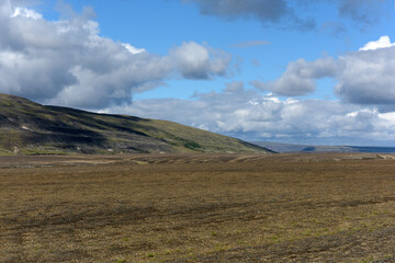 Von Vulkanasche gepräge Landschaft an der Route 26 am Fuße des Vulkans Hekla in Island