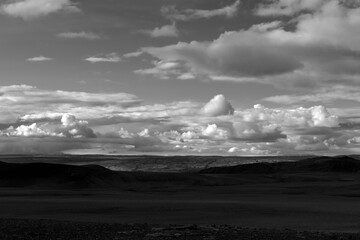 Von Vulkanasche gepräge Landschaft an der Route 26 am Fuße des Vulkans Hekla in Island