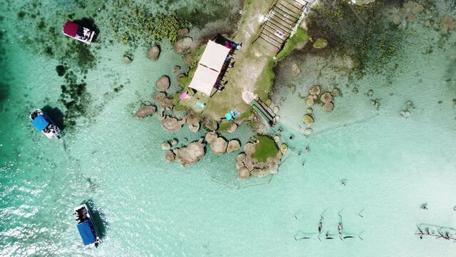 Drohnenclip der Lagune Cocalitos bei Bacalar auf der Halbinsel Yucatan in Mexico. 