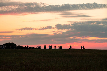 Menschen beobachten den Sonnenuntergang