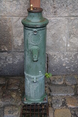 Borne de fontaine &agrave; volant