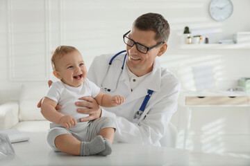 Pediatrician examining cute little baby in clinic - obrazy, fototapety, plakaty