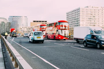 Photo sur Plexiglas Bus rouge de Londres Traffic on the Westminster bridge in London