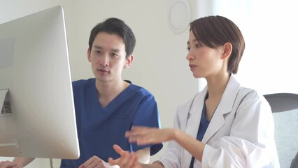 真剣に話す日本人医療従事者