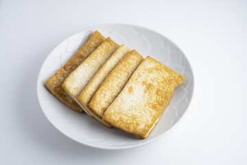 접시에 담겨있는 맛있는 두부