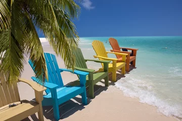 Crédence de cuisine en verre imprimé Plage de Seven Mile, Grand Cayman Chaises de plage colorées sur la côte des Caraïbes