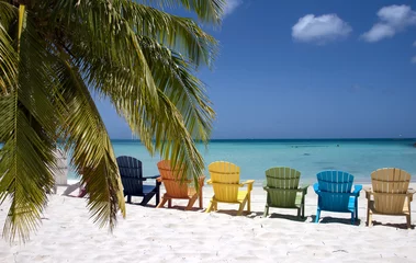 Fotobehang Seven Mile Beach, Grand Cayman Kleurrijke strandstoelen aan de Caribische kust