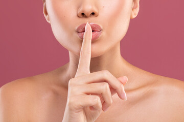 Naklejka premium Cropped of sexy naked woman showing silence gesture