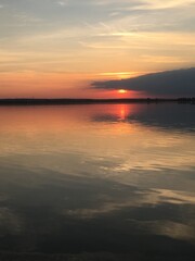 Sommerlicher Sonnenuntergang. Hier sieht man einen tollen Sonnnenuntergang am Dümmersee. 