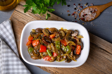 Sauteed mushrooms with onions and peppers. It is eaten as an appetizer with meals. (Turkish name; Sos