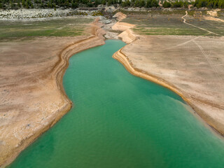 vista de un embalse de agua con niveles de agua bajo mínimos