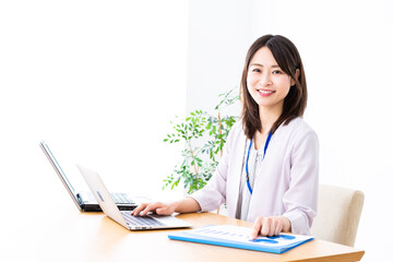 オフィスで事務作業をする若いビジネスウーマン