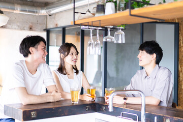 バーで盛り上がる若い男女