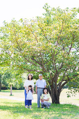 Obraz premium 外で遊ぶ幸せな家族