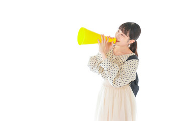 スーパーでキャッシュレス決済をする若い女性
