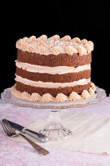 Tarta de chocolate rellena de crema