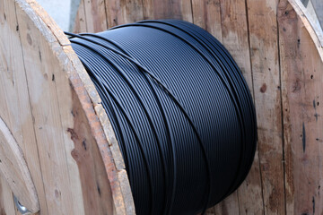 Touret avec du câble de fibre optique en gros plan