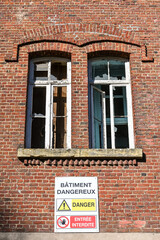 Batiment dangereux friche danger attention immobilier abandonné brique