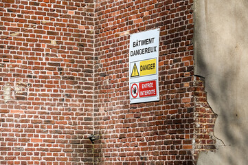 Batiment dangereux friche danger attention immobilier abandonné brique