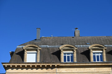 Fototapeta na wymiar immobilier prieuré Longlaville toit fenetre architecture
