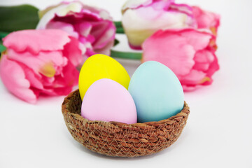 Fototapeta na wymiar colorful easter eggs and flowers pink tulips
