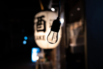 夜の店の電球