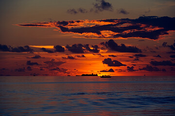 Fototapeta na wymiar Sunset in the ocean, Maldivian