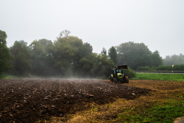 Traktor auf dem dampfenden Acker bei Mülheim an der Mosel