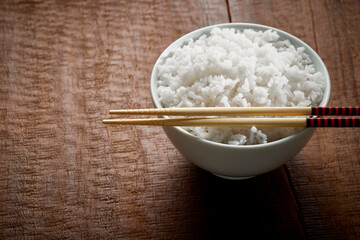 Tigela de arroz em close com hashi na horizontal