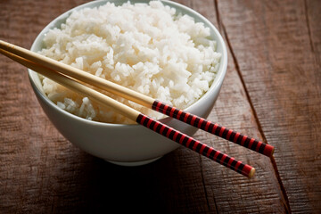 Tigela com arroz em close e hashis