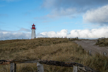 Fototapeta na wymiar Weg zum Leuchtturm List West auf dem Lister Ellenbogen Insel Sylt