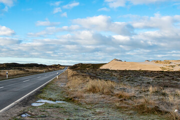 Wanderdüne neben einer Strasse in der Nähe von List Insel Sylt