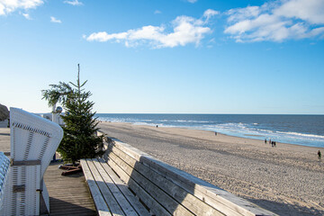 Viele Menschen gehen zu Weihnachten am Strand von Kampen Insel Sylt spazieren