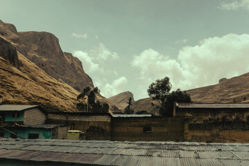 vista desde una casa de una monta&ntilde;a andina y cielo ........ view from a house of an andean mountain and sky