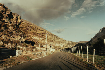 carretera con cielo desierto para fondos y dise&ntilde;os ... road with desert sky for backgrounds and designs 