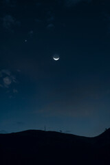 luna creciente y silueta de una monta&ntilde;a para fondos y dise&ntilde;os ..... crescent moon and silhouette of a mountain for backgrounds and designs
