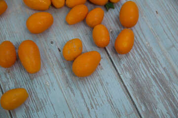 Vista superior del grupo de kumquats frescos en el mercado de comida orgánica. 
