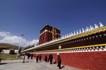 チベット・アムド地方 合作のミラレパゴンパを巡礼するチベット人