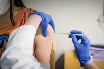 Booster Impfung mit Spritze