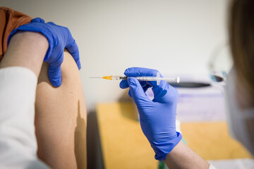 Booster Impfung mit Spritze
