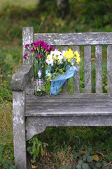 Fototapeta na wymiar flowers memorial bench