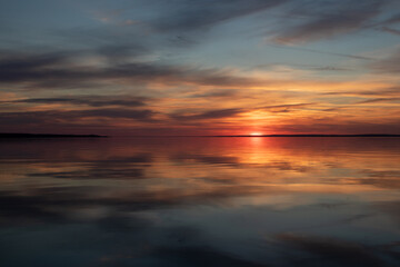 Fototapeta na wymiar sunset over the water