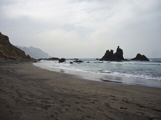 Sandstrand mit Felsen im Meer