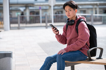 音楽を聞くカメラ目線の男性